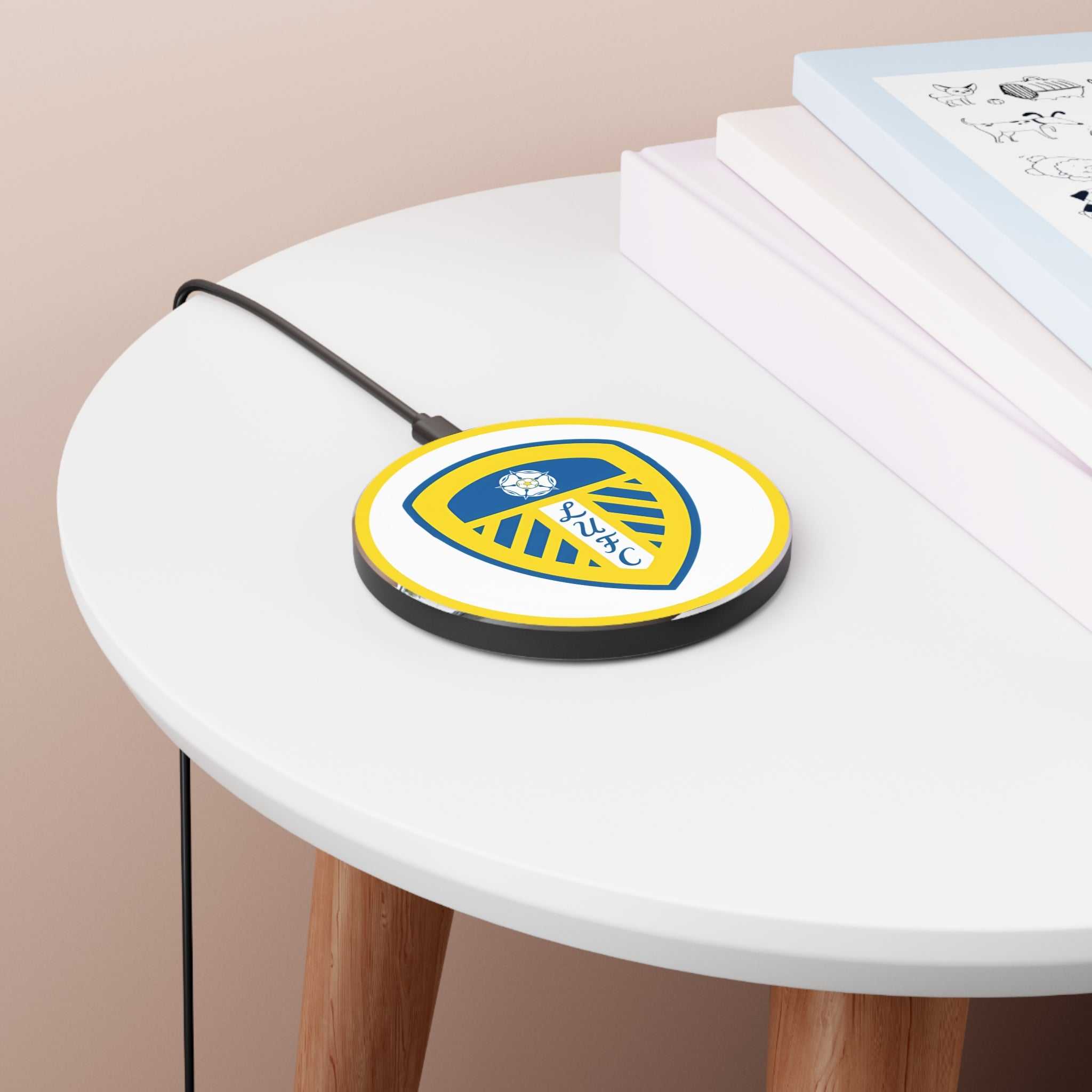 Leeds Utd Fc Wireless Charger with club crest and 10W fast charging, compatible with all Qi-enabled phones