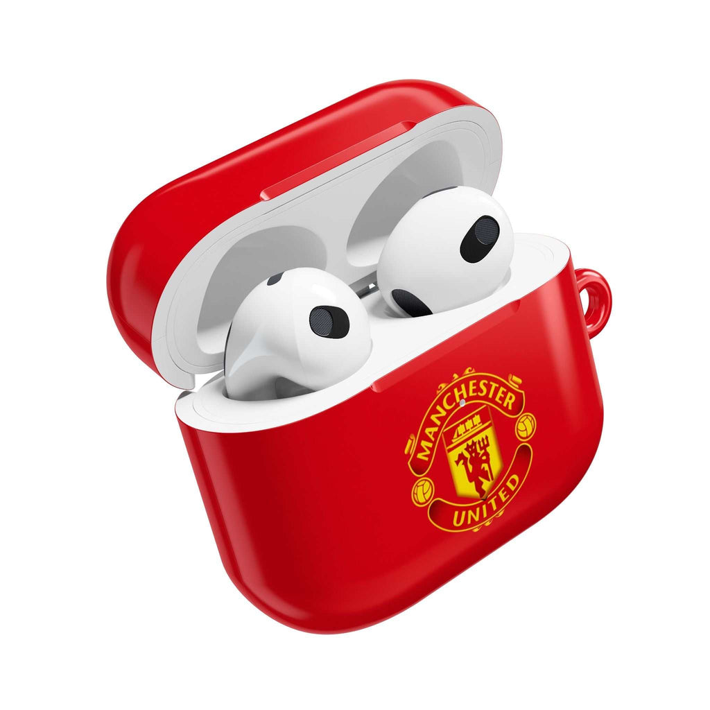 Manchester Utd FC AirPods protective hard case in red with club crest, compatible with AirPods and AirPods Pro, shock-resistant and wireless charging compatible.